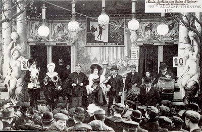 アルカサル劇場前のジンジャーブレッドフェアでのミュージカルショー 作： Unknown Artist