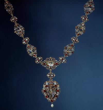 神聖帝国皇帝、ボヘミア王、ハンガリー王ロドルフ2世（1552-1612）のネックレス エナメル、金、高級石製で、受難の場面を描いたペンダントが付いています。16世紀パリ、ルーヴル美術館 作： Unknown artist