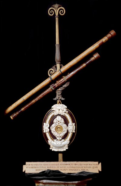 ガリレオ・ガリレイ(1564-1642)の対物レンズと天文用ベゼル。1610.フィレンツェ、科学史博物館 作： Unknown artist