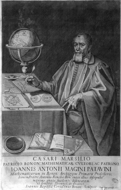 パドヴァ 16-17世紀の数学者・天文学者であるジョヴァンニ・ルチアーノ・マジーニ（ラテン語ではアントニウス・マジーナス）が、天文学者用の装置を持って執務室にいる様子。1617年のエングレーヴィング。 作： Unknown artist