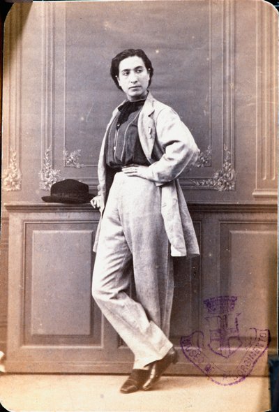 ジュゼッペ・ガリバルディの妻、アニタ・ガリバルディ（1821-1849）の肖像。男性用の服を着ているが、髪はローマで気づかれないように切っている。 作： Unknown artist