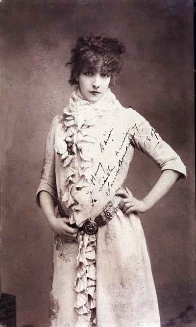 サラ・ベルナール（Henriette Rosine Bernard dit Sarah Bernhardt）（1844-1923）のポートレート、直筆サイン入り写真 作： Unknown artist