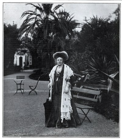 1905年、ニースで撮影されたジュリエット・アダム（旧姓：ランベール）（1836-1936）の肖像。 作： Unknown artist