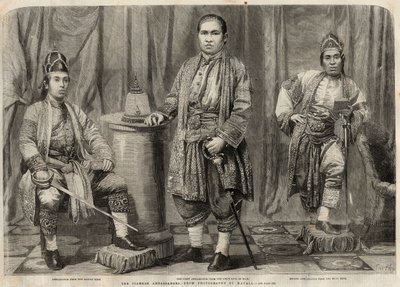 1857年にイギリスに来たシャム大使のポートレート。左から右へ。シャム第2代国王を代表するチャ・ムン（Cha-mun）・モンドル・ビダックス、第1代国王の大使であるピヤ・マントリ・スリヤワンセ、チャウ・ムン・サルベド・バクティ。エングレーヴィング イン 「The i 作： Unknown artist