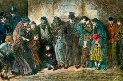 Poverty in London at the door of a shelter 貧乏で空腹の家族が家の前に並ぶ。1869年のエングレーヴィング。個人蔵 作： Unknown artist