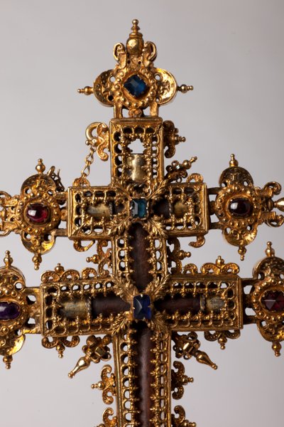 聖遺物の十字架。ジュエルを使った金属加工。由来 修道院（サン・アマン・トゥルネー、元エルノン。16世紀の作品。十字架の中央部分のディテール。 作： Unknown artist