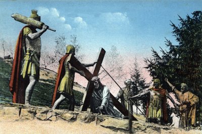 ルルドのカルバリー（十字架の道行）（十字架を運ぶ）：III駅 - イエスは十字架の重さに倒れる。 作： Unknown Artist