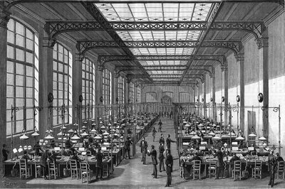 1884年、パリの新しい中央電信局の1階にある大広間。1884年に制作された「ラ・ナチュレ」に掲載された版画。科学とその芸術・産業への応用についての批評。 作： Unknown artist