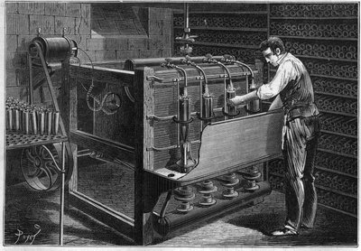 パリのレストラン経営者M.マルゲリーの機械設備：グラム（Zenobe Theophile Gram 1826-1901）の小型の発電機で作動するように表現された自動ボトル洗浄機。グラム（Zenobe Theophile Gram 1826-1901）の小型発電機で作動するように描かれている。 作： Unknown artist