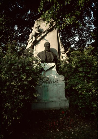 オーストリアの作曲家・指揮者フランツ・フォン・スッペ（1819-1895）の墓（オーストリア・ウィーン中央墓地）の風景 作： Unknown artist