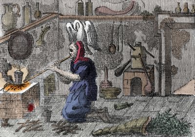 魔法の薬を準備する実験室の魔女、右は魔法のハーブが入った角笛。16世紀のエングレーヴィング 作： Unknown artist