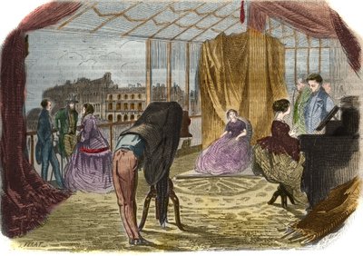 写真家Nadar Jeune（Alban Adrien (Alban-Adrien) Tournachon dit）（1825-1903）の工房、パリのイタリア人通り。1856年に描かれたものです。 作： Unknown artist