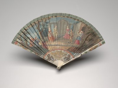 イタリア座のシーンを描いたブリセファン、c.1700-25（象牙または骨の刃のガッシュ、シルクリボン、金メッキ、真珠層、真ちゅう） 作： Unknown artist