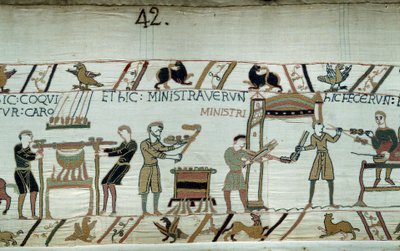 1066年、ノルマンディー公ウィリアム・ザ・コンケラント（1027-1087）によるイングランドの征服：ヘイスティングスの戦いの前に公爵とその鎧のための祝宴を準備し、肉を焼き、召使が家禽を準備する バイユーのタペストリーの詳細 o 作： Unknown artist