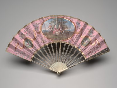 「ドミノ」の地面にある牧歌的なシーンの扇子、1770年代から80年代頃（二重紙の葉にガッシュと水彩、象牙、金メッキ、真珠層とペーストの宝石） 作： Unknown artist