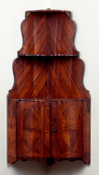 家具：木製棚付きコーナーキャビネット1740年頃 薄さ80 cm プライベートコレクション 作： Unknown artist