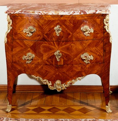 家具：シダー材の小さなチェスト。1735-1745年頃 Dim.87x100x50 cm プライベート・コレクション 作： Unknown artist