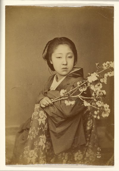 [サクラの枝を持つ日本人女性］ 作： Unknown artist