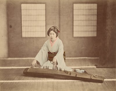 [琴を弾く日本人女性］ 作： Unknown artist
