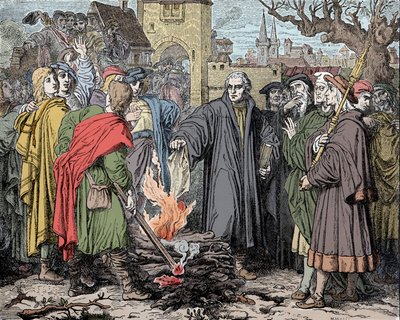 マルティン・ルター（1483-1546）は、教皇レオン10世が作った破門の泡をウィッテンベルクで燃やした。 作： Unknown artist
