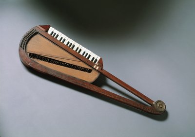 18世紀末にウィーンのカール・レオポルド・ロリグが発明した小型の楽器（ポータブル・ピアノ）「オルフィカ」。 作： Unknown artist