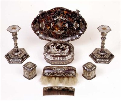 ピケ べっ甲ドレッシングテーブルセット 1740年頃 （べっ甲・金属製 作： Unknown artist