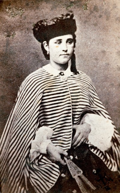 リソルジメントの英雄ジュゼッペ・ガリバルディ（1807-1882）と最初の妻アニータ（1821-1849）の娘、テレシタ・ガリバルディ（1845-1903）の肖像。撮影 個人蔵 作： Unknown artist