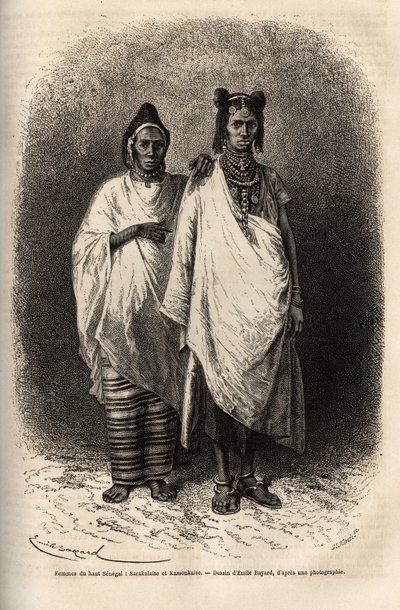 伝統的な衣装を身にまとったサラコル人とカッソンケス人の女性（アッパーセネガルの人々1868年にフルリオット・ド・ラングル副提督が行ったアフリカ沿岸のクルーズを説明するためのエングレーヴィングで、1872年にエドゥアール・シャルトンが編集した「Le tour du monde」に掲載されている。 作： Unknown artist