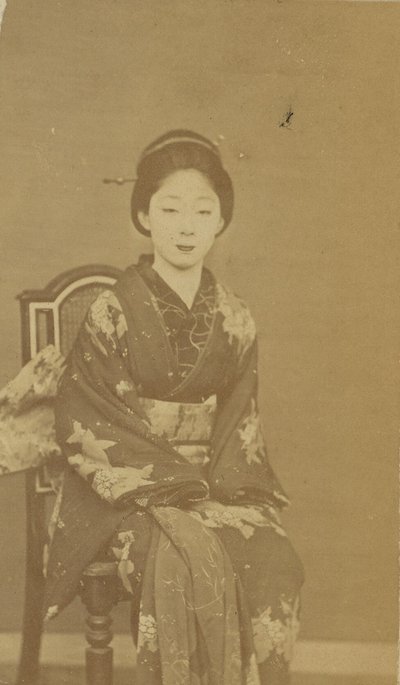 [座っている日本人女性］ 作： Unknown artist