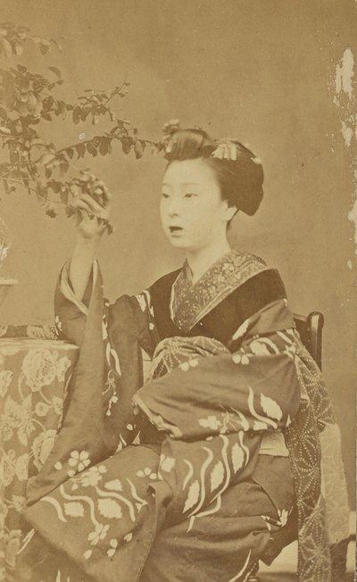 [座っている日本人女性］ 作： Unknown artist