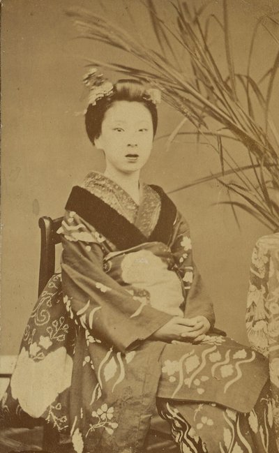 [座っている日本人女性］ 作： Unknown artist