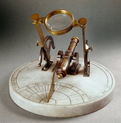 太陽時計「Cannone de midi」（Cannone di mezzogiorno）：大理石の板で構成され、子午線が刻まれています。チルトレンズにより、正午になると小さな真鍮のない銃身の火薬を発射することができる。直径30cm。ルソーによって実現された。18世紀後半 作： Unknown artist