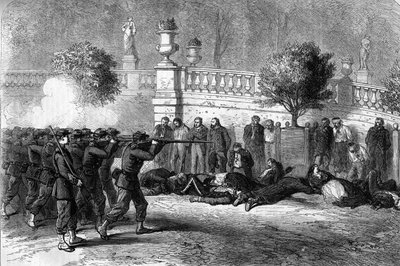 1871年のパリ・コミューン。1871年5月22日から28日までの血なまぐさい1週間にリュクサンブール公園で行われたフェデレ（共産主義者）の処刑。6区は、一般の軍隊が最初に占領した場所のひとつであった。フェデレの囚人のうち、何人かは次のように送られました。 作： Unknown artist