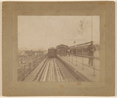 [駅を出発する列車の眺め]。 作： Unknown artist