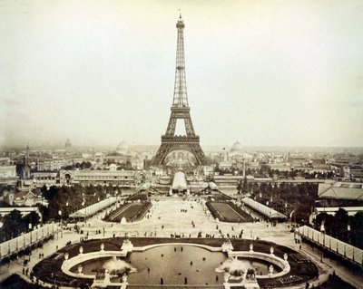 1889年のパリ万国博覧会とエッフェル塔の風景。 作： Unknown artist