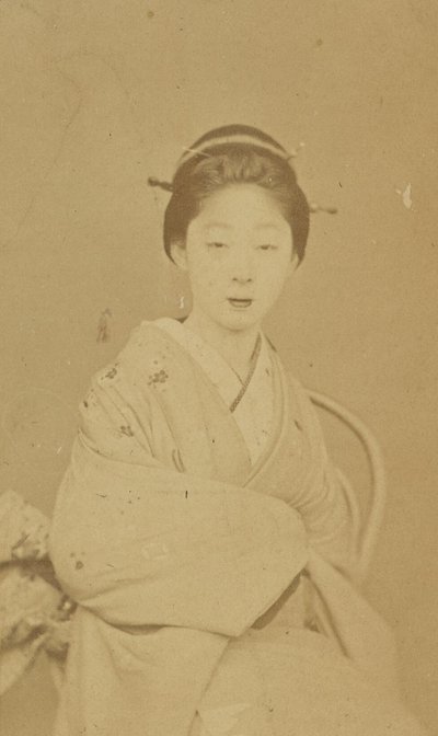 [座っている日本人女性］ 作： Unknown artist/maker