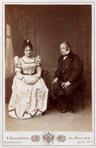 ロシアの作家、ニコライ・ヴァシリエヴィチ・ゴーゴリ（1809-1852）の作品「結婚」の一場面を演じるマクシェフとニクーリン。モスクワのマーリー劇場 作： Unknown photographer