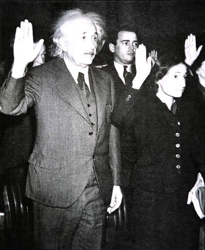 アメリカ市民権の宣誓をするアルバート・アインシュタインと継娘のマーゴット（ニュージャージー州 作： Unknown photographer