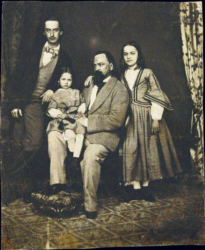 アレクサンドル・ヘルツェン (1812-1870) - 妻のナタリー・パー・アノニマスの死後、アレクサンダー・ヘルツェンと子供たち 作： Unknown photographer