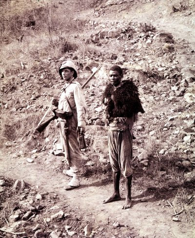 ギンダへの道中、イタリア兵とアビシニアンの捕虜。 作： Unknown photographer