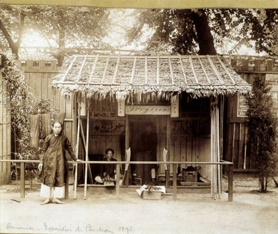 鍛冶屋の作業場（アンナム、1895年頃）。 作： Unknown photographer