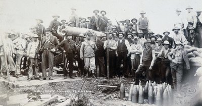 トランスバール戦争で大砲を囲むボーア人たち 作： Unknown photographer