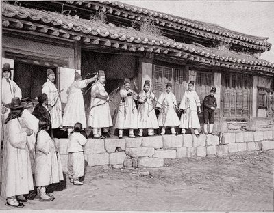 19世紀末、韓国・ソウルの旧王宮の弓使いたち 作： Unknown photographer