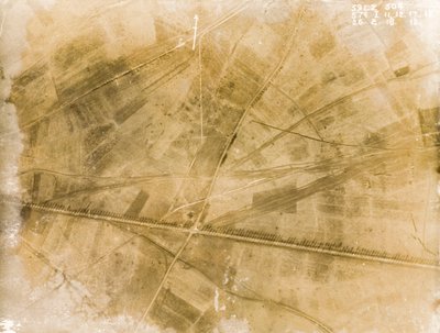 第一次世界大戦中の西部戦線の塹壕の位置を記録したイギリスの航空偵察写真 作： Unknown photographer