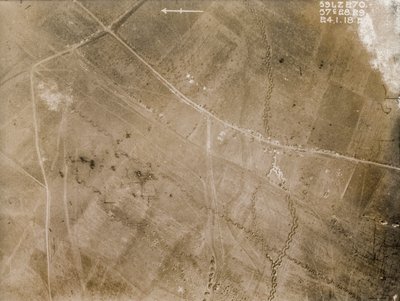 第一次世界大戦中の西部戦線の塹壕の位置を記録したイギリスの航空偵察写真 作： Unknown photographer