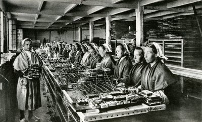 イワシの缶詰、イワシ産業、フィニステール、ブルターニュ（モノクロ写真） 作： 未知の写真家