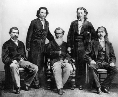 1866 年にワシントンでチェロキー インディアンが米国との条約を交渉し、7 月 19 日に調印される予定です l-r ジョン ローリン リッジ サラディン ワティ リチャード フィールズ 大佐 エリアス C ブーディノット 大佐 ウィリアム P アデア 作： Unknown photographer