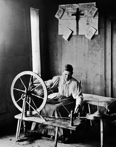 1890年頃のNortmanによるクラフトウィービング。 作： Unknown photographer