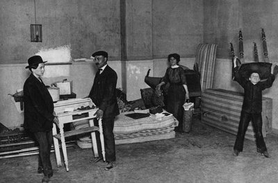 日常生活、パリの建物内での移動のシーン。写真、19世紀後半、パリ。Coll.セルバ。 作： Unknown photographer