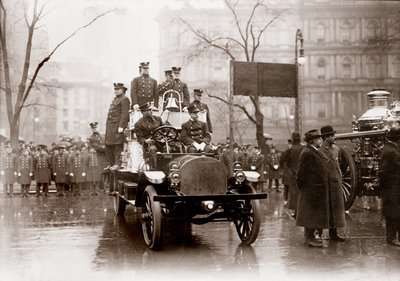 新しい消防ポンプと車両を装備した消防隊、ニューヨーク1913年。写真撮影。 作： Unknown photographer
